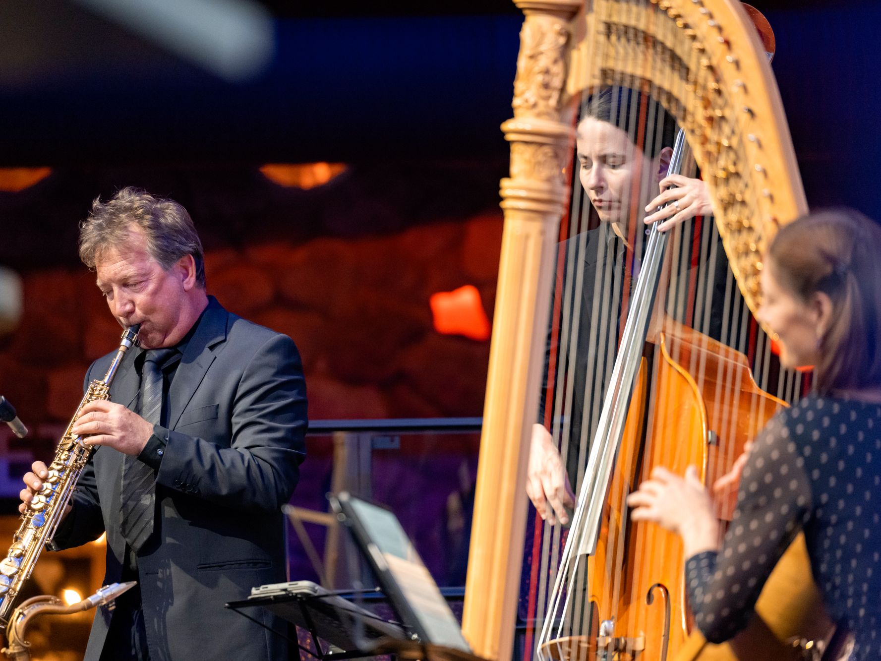 Die Musikgruppe spielt auf