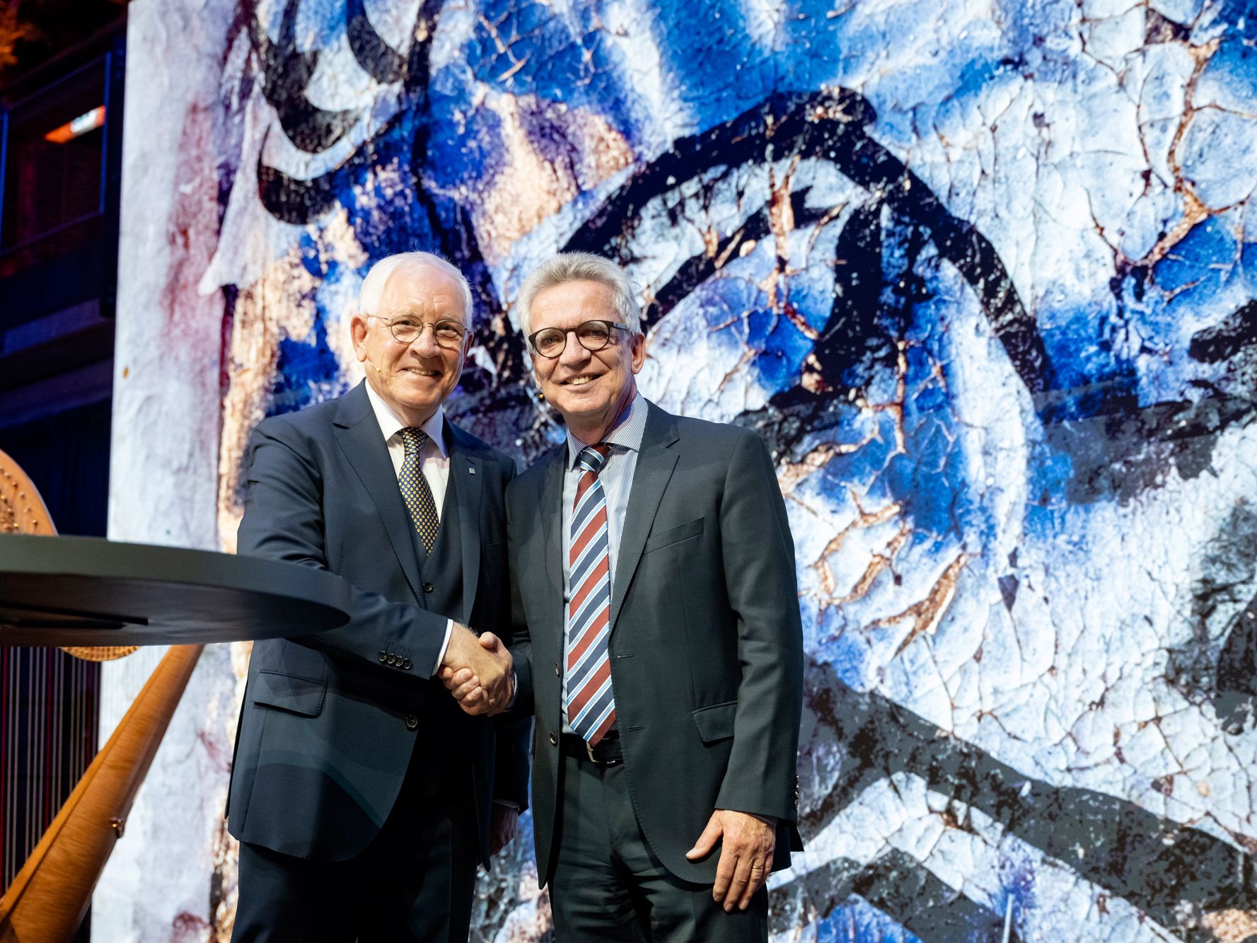 Herr Dellwig und Herr de Maizière auf der Bühne