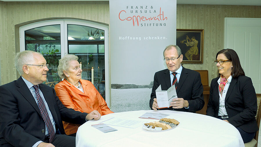 Herr Dellwig, Frau Coppenrath sen., Herr Bröring und Frau Coppenrath jun. am runden Tisch