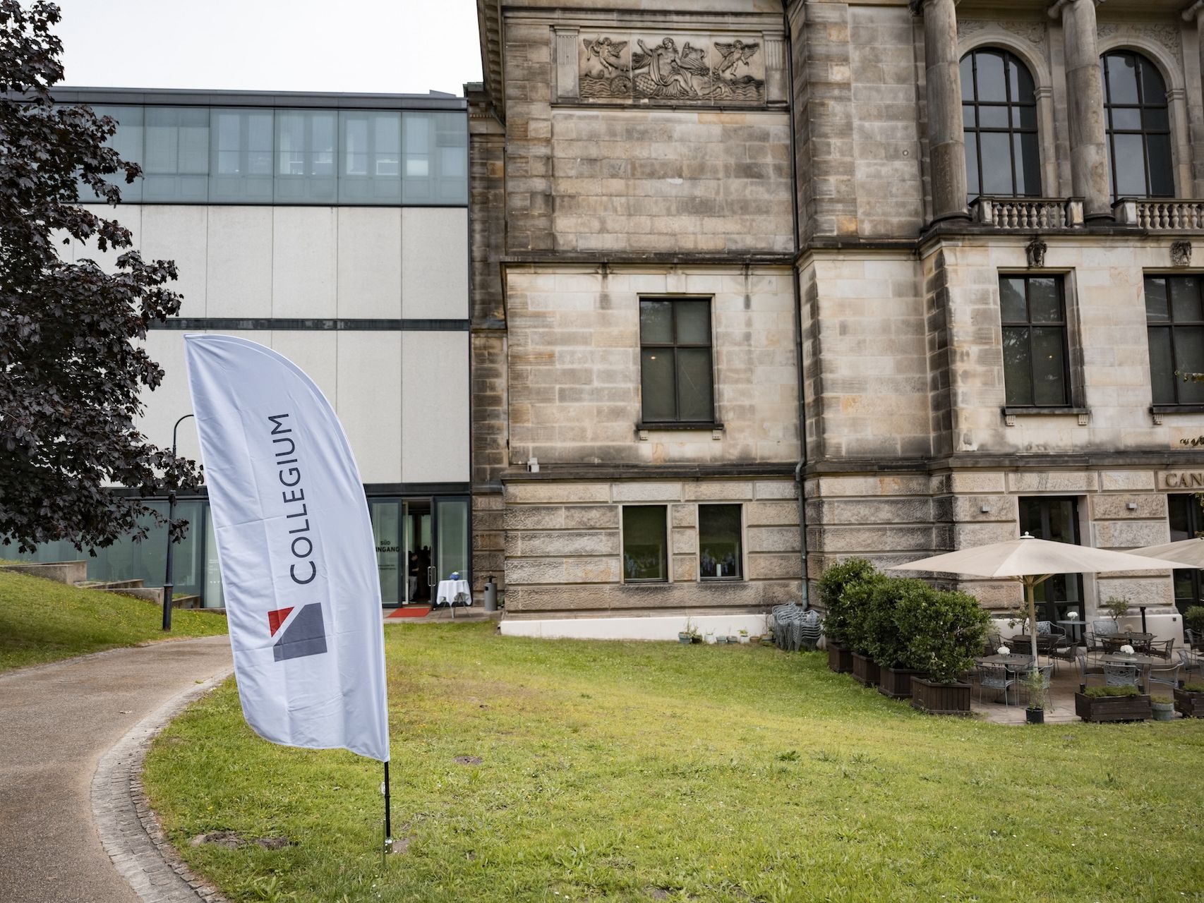 COLLEGIUM Beachflag vor der Kunsthalle Bremen