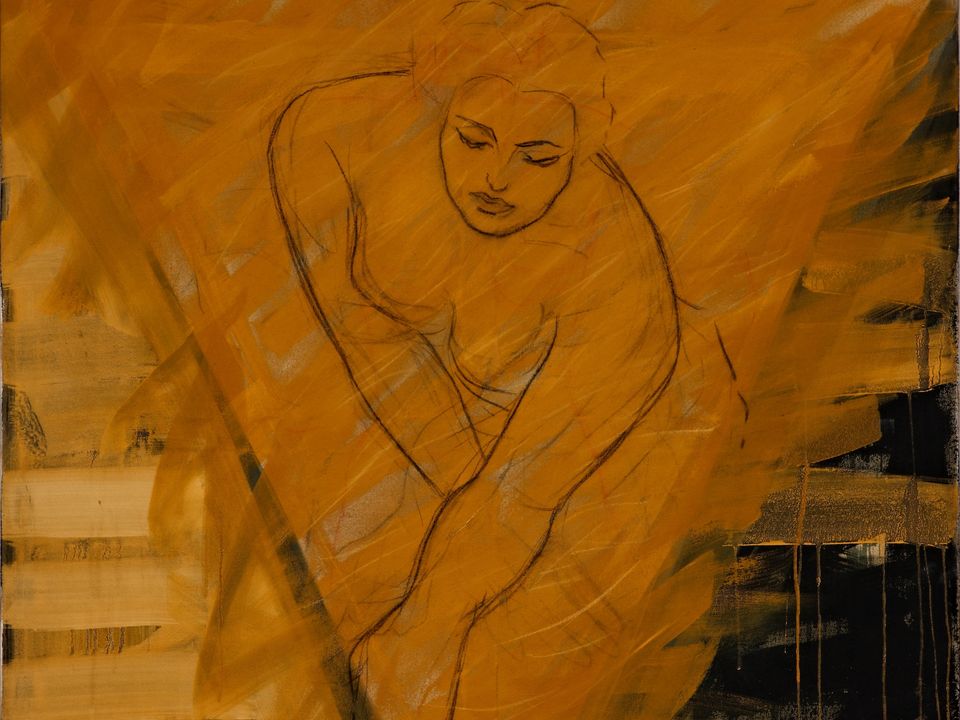 Zeichnung einer vorgebeugten Frau auf gold-gelbem und schwarzem, abstrakt gestaltetem Untergrund