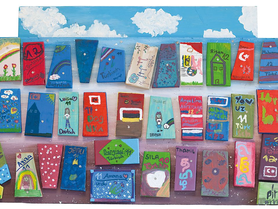 Eine Holzcollage von Kindern für die COLLEGIUM-Förderstiftung