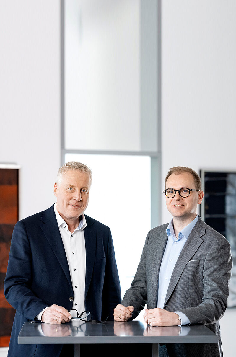 Andreas Stahmeyer und Neu-Vorstand Daniel Tellkamp stehen am Pult