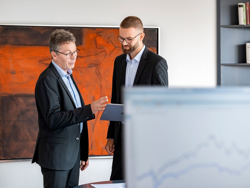 Zwei COLLEGIUM Mitarbeiter im Gespräch